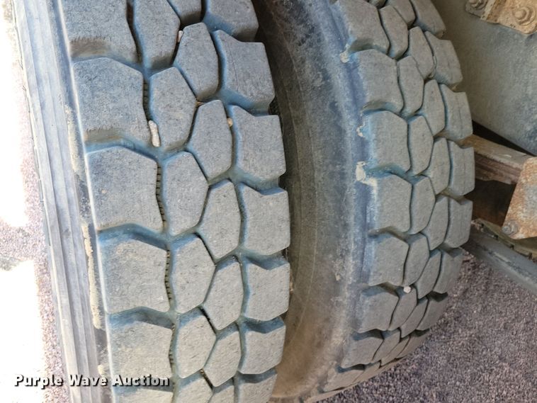 image for item NB9860 2011 Peterbilt 320 refuse truck