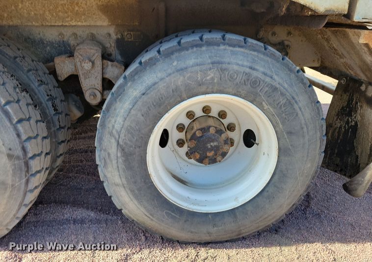 image for item NB9860 2011 Peterbilt 320 refuse truck