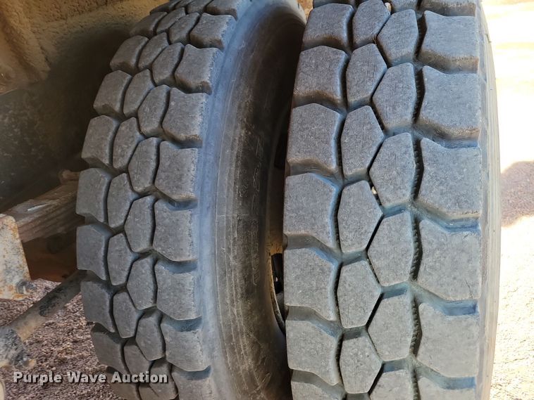 image for item NB9860 2011 Peterbilt 320 refuse truck