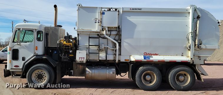 image for item NB9861 2017 Peterbilt 320 refuse truck