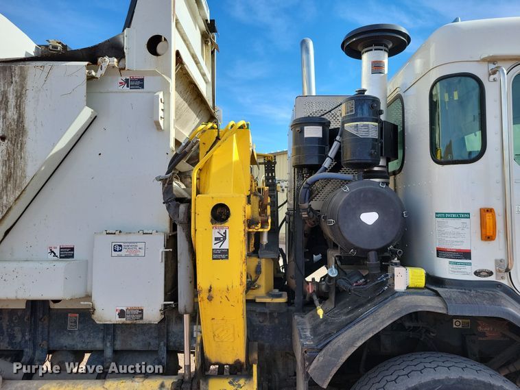 image for item NB9861 2017 Peterbilt 320 refuse truck