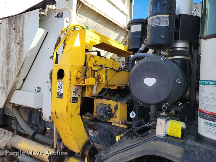 image for item NB9861 2017 Peterbilt 320 refuse truck