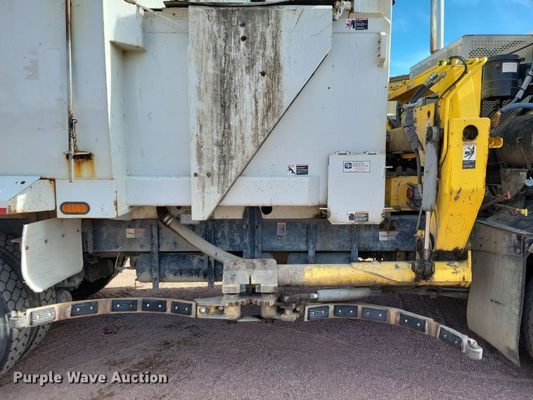 image for item NB9861 2017 Peterbilt 320 refuse truck