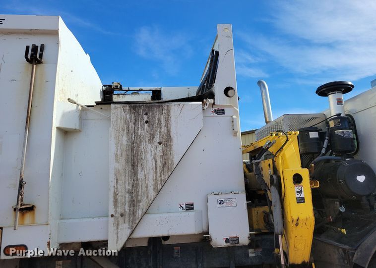 image for item NB9861 2017 Peterbilt 320 refuse truck