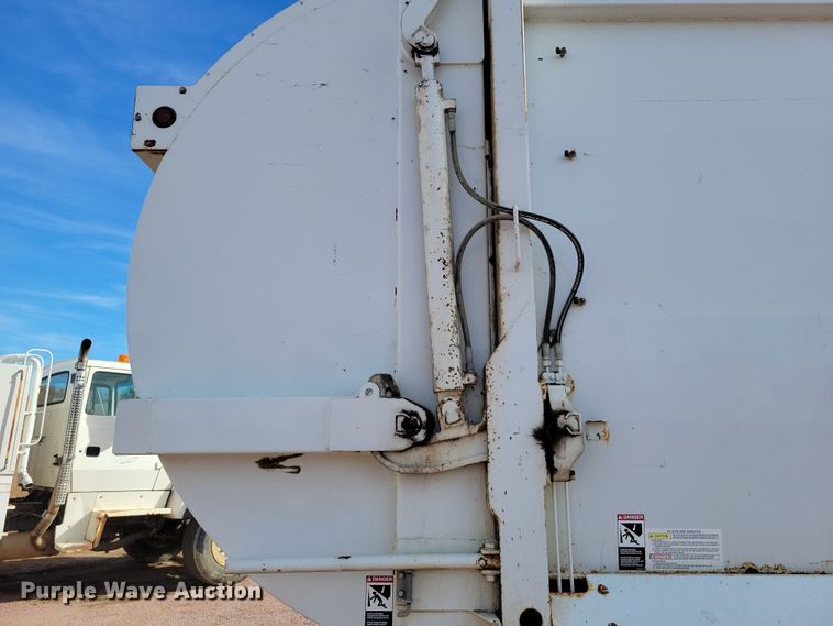 image for item NB9861 2017 Peterbilt 320 refuse truck