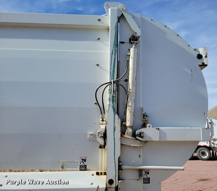 image for item NB9861 2017 Peterbilt 320 refuse truck