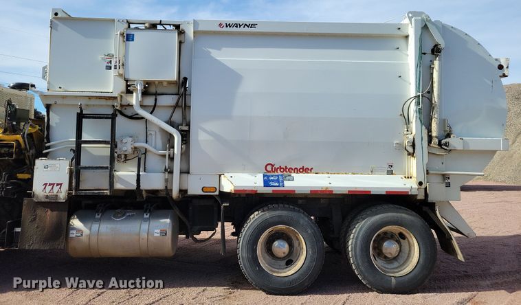 image for item NB9861 2017 Peterbilt 320 refuse truck