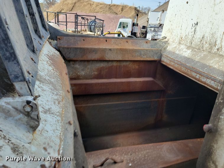 image for item NB9861 2017 Peterbilt 320 refuse truck