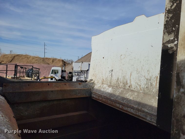 image for item NB9861 2017 Peterbilt 320 refuse truck