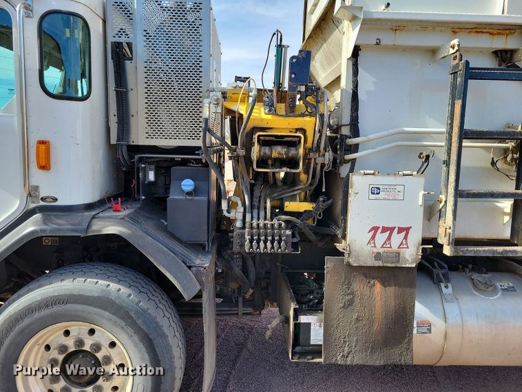 image for item NB9861 2017 Peterbilt 320 refuse truck