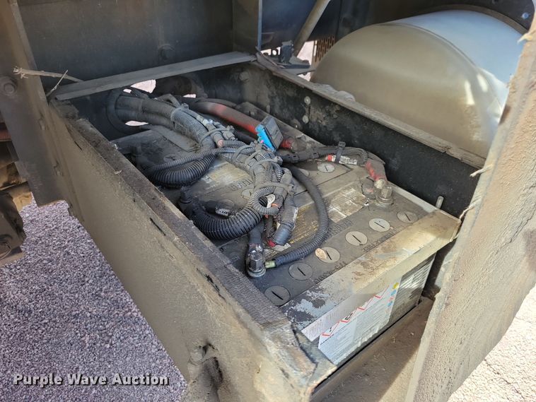 image for item NB9861 2017 Peterbilt 320 refuse truck