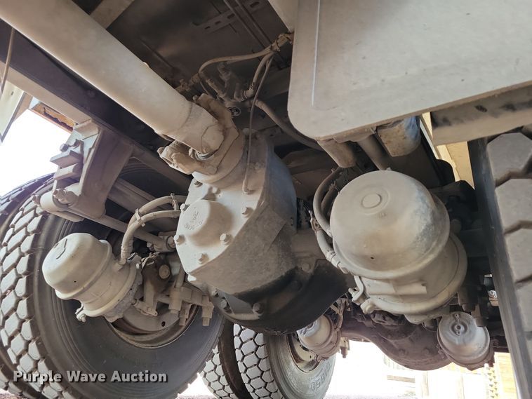 image for item NB9861 2017 Peterbilt 320 refuse truck