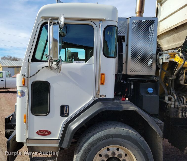 image for item NB9861 2017 Peterbilt 320 refuse truck