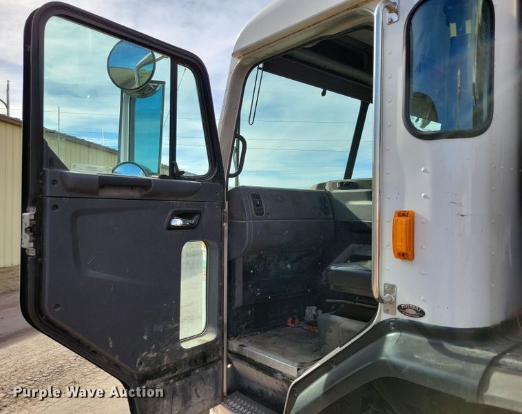 image for item NB9861 2017 Peterbilt 320 refuse truck