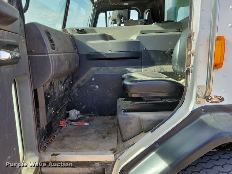 image for item NB9861 2017 Peterbilt 320 refuse truck