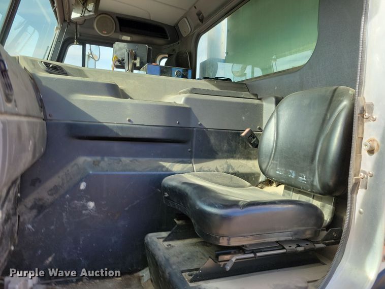 image for item NB9861 2017 Peterbilt 320 refuse truck