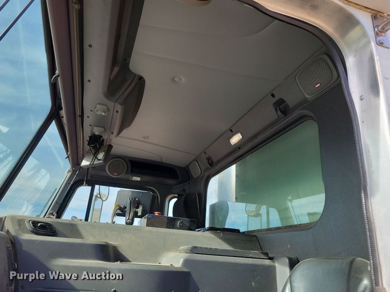 image for item NB9861 2017 Peterbilt 320 refuse truck