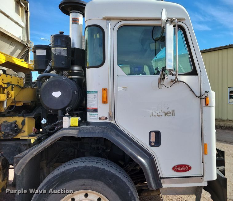 image for item NB9861 2017 Peterbilt 320 refuse truck