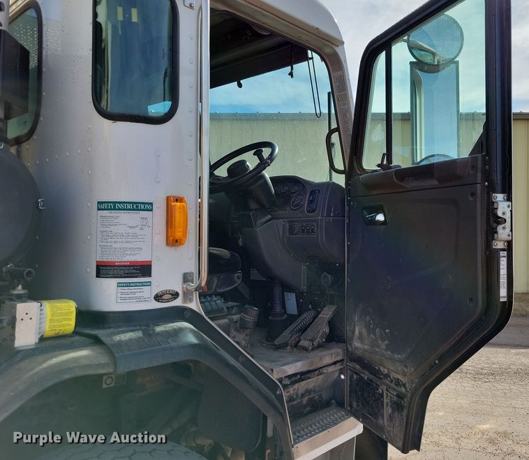 image for item NB9861 2017 Peterbilt 320 refuse truck