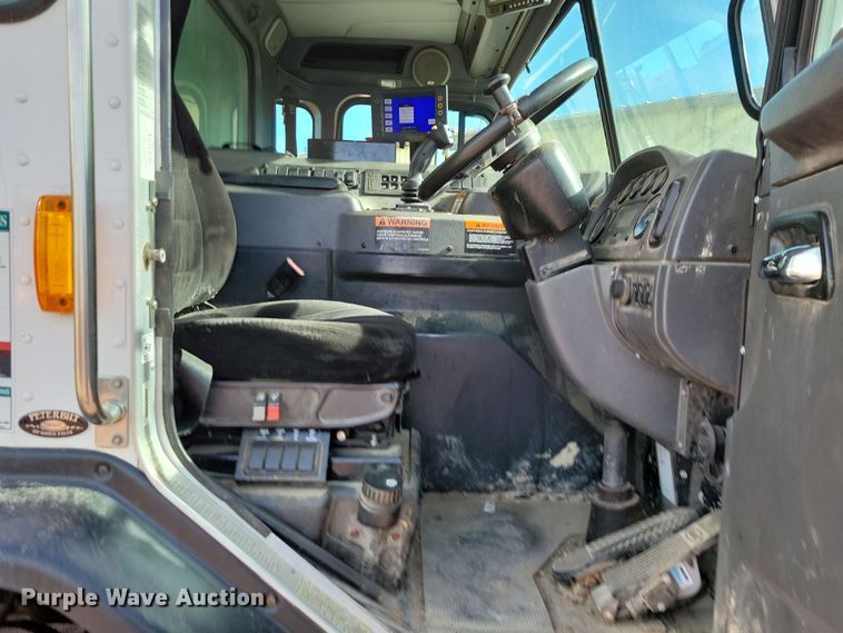 image for item NB9861 2017 Peterbilt 320 refuse truck