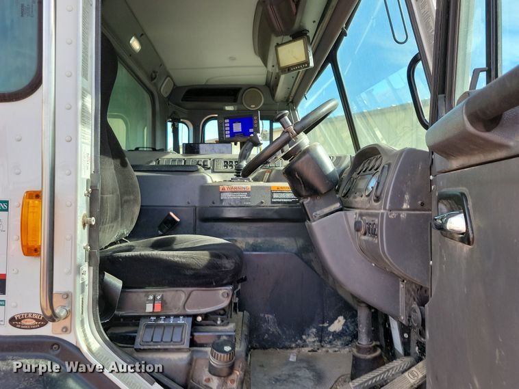 image for item NB9861 2017 Peterbilt 320 refuse truck