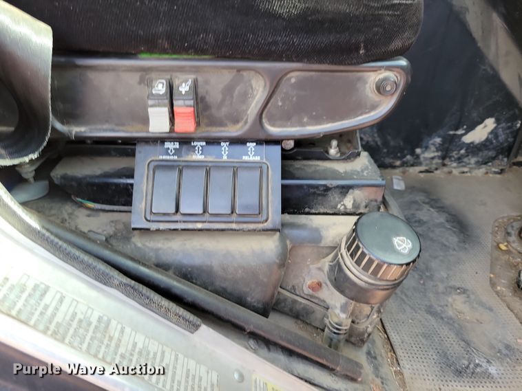 image for item NB9861 2017 Peterbilt 320 refuse truck