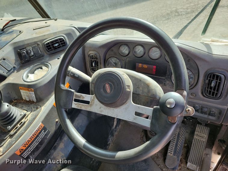 image for item NB9861 2017 Peterbilt 320 refuse truck