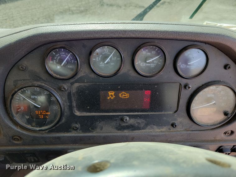 image for item NB9861 2017 Peterbilt 320 refuse truck