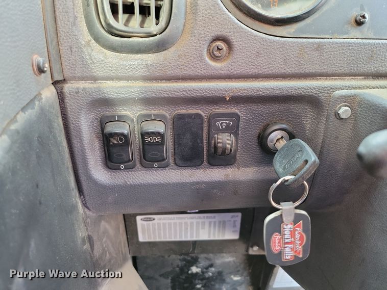 image for item NB9861 2017 Peterbilt 320 refuse truck