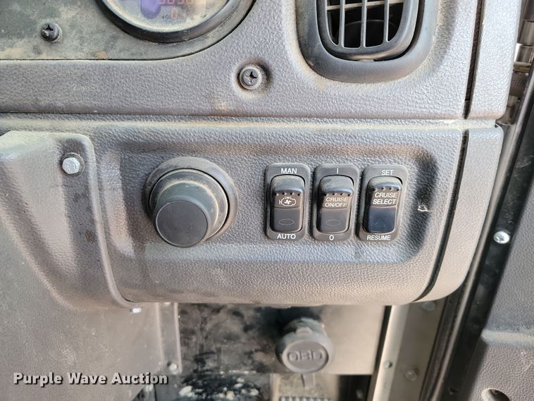 image for item NB9861 2017 Peterbilt 320 refuse truck