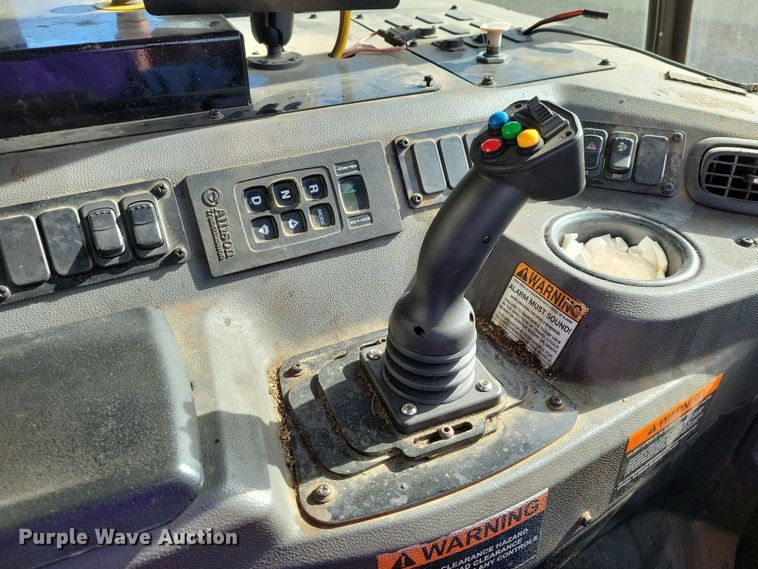 image for item NB9861 2017 Peterbilt 320 refuse truck