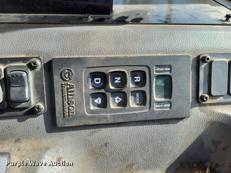 image for item NB9861 2017 Peterbilt 320 refuse truck