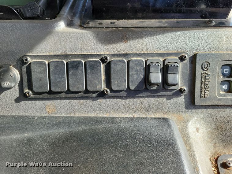 image for item NB9861 2017 Peterbilt 320 refuse truck