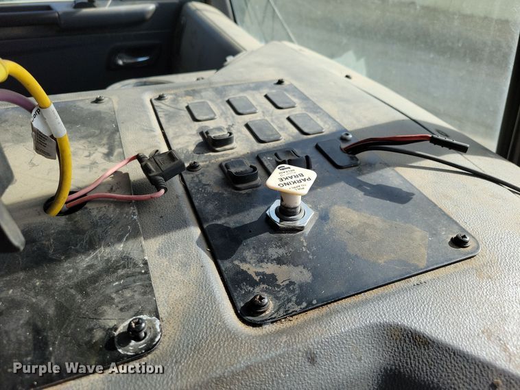 image for item NB9861 2017 Peterbilt 320 refuse truck