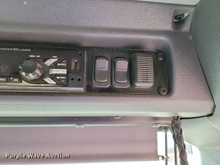 image for item NB9861 2017 Peterbilt 320 refuse truck