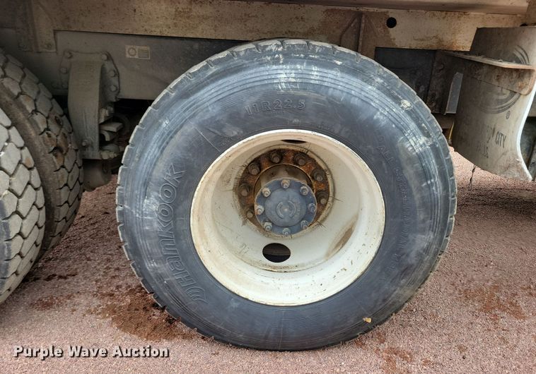 image for item NB9861 2017 Peterbilt 320 refuse truck