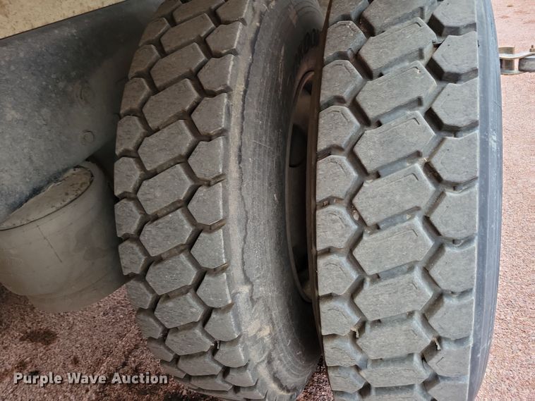 image for item NB9861 2017 Peterbilt 320 refuse truck