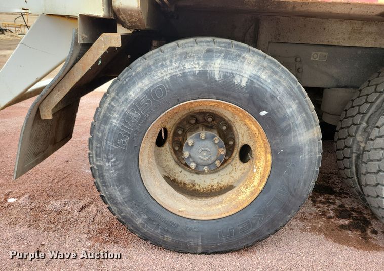 image for item NB9861 2017 Peterbilt 320 refuse truck