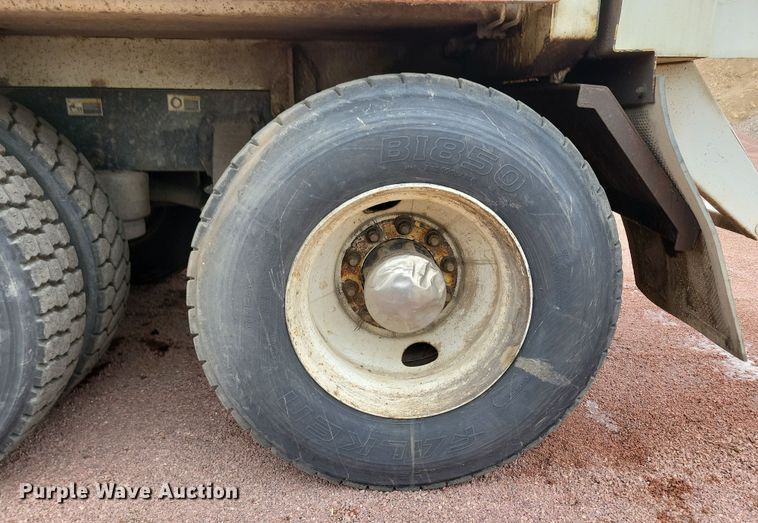 image for item NB9861 2017 Peterbilt 320 refuse truck