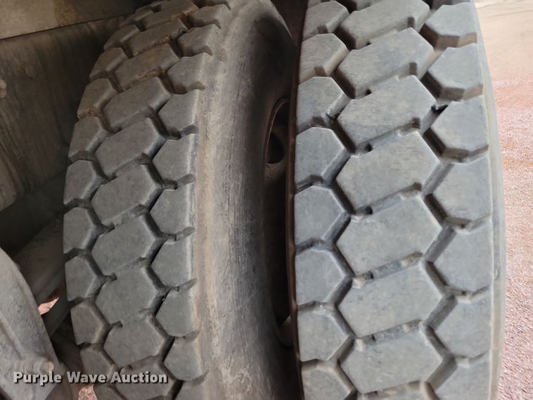 image for item NB9861 2017 Peterbilt 320 refuse truck