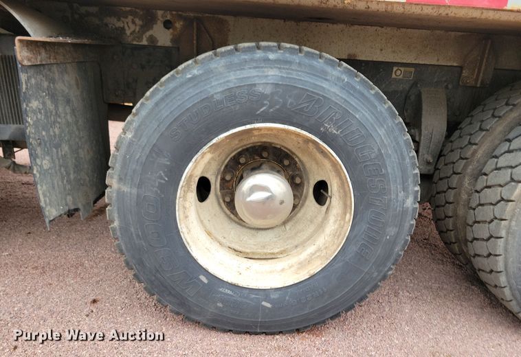 image for item NB9861 2017 Peterbilt 320 refuse truck