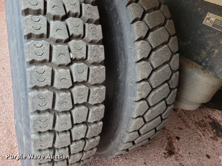 image for item NB9861 2017 Peterbilt 320 refuse truck