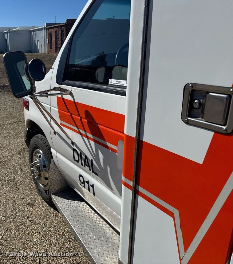 image for item NN9634 1994 Ford E350 ambulance