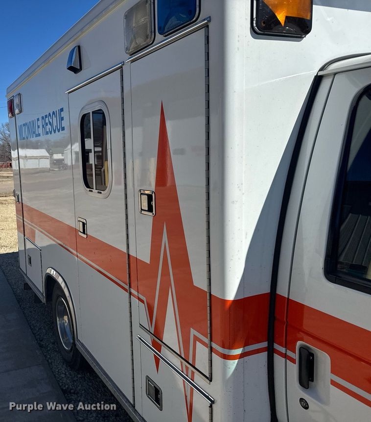 image for item NN9634 1994 Ford E350 ambulance