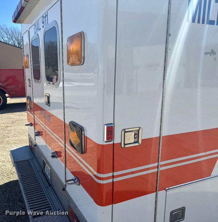 image for item NN9634 1994 Ford E350 ambulance