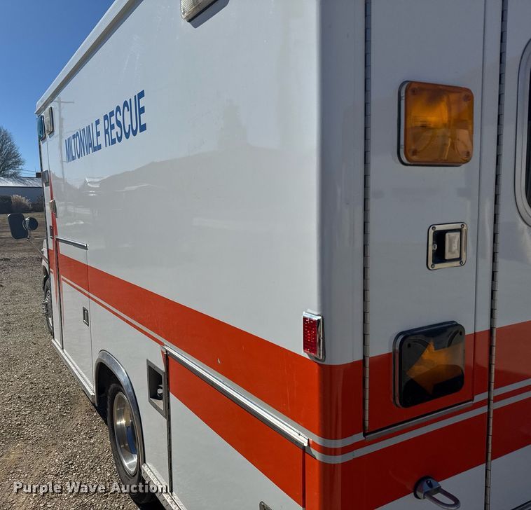 image for item NN9634 1994 Ford E350 ambulance