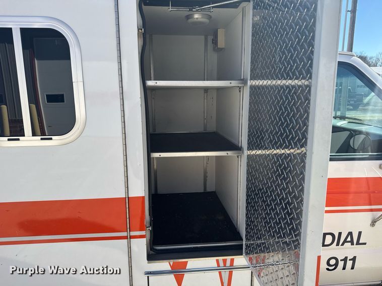 image for item NN9634 1994 Ford E350 ambulance