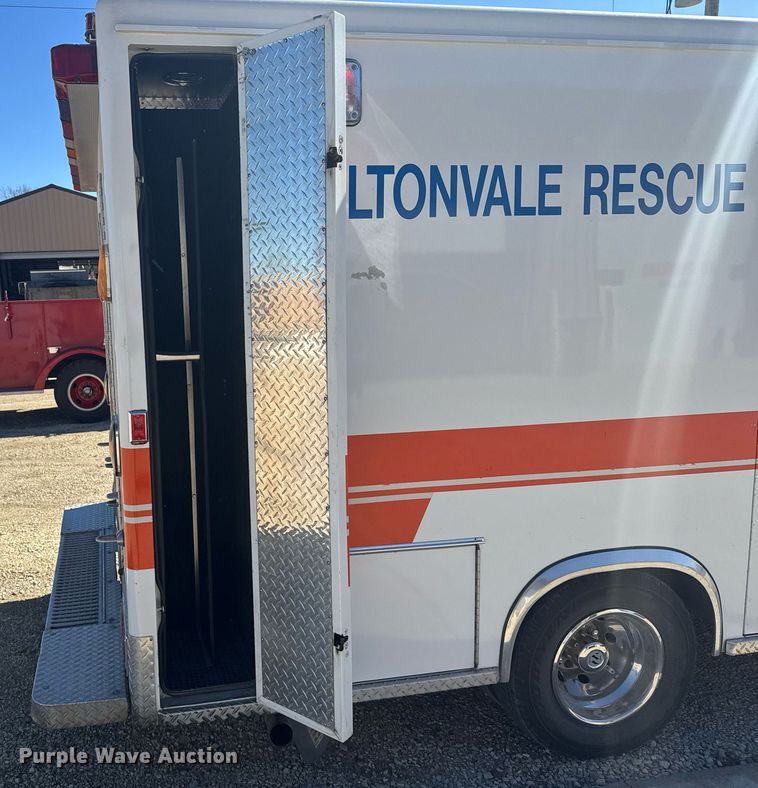 image for item NN9634 1994 Ford E350 ambulance