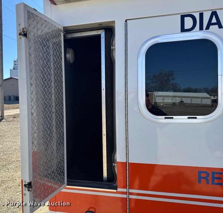 image for item NN9634 1994 Ford E350 ambulance