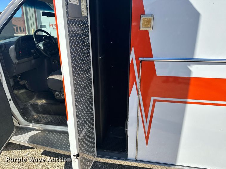 image for item NN9634 1994 Ford E350 ambulance